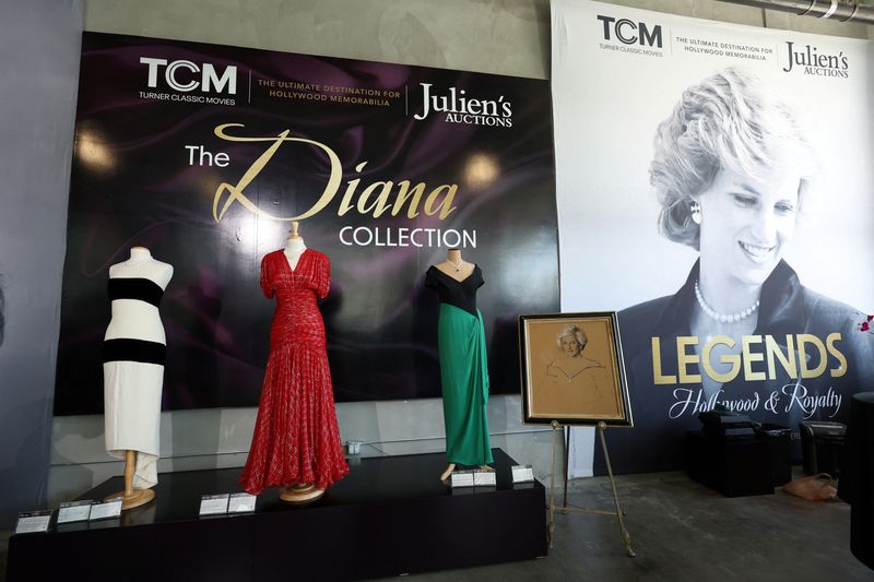 &copy; Reuters. Dresses that belonged to Princess Diana and a sketch study portrait are on display ahead of  the auction Legends: Hollywood & Royalty at Julien's Auctions in Beverly Hills, California, U.S., August 28, 2023. REUTERS/Mario Anzuoni/File Photo