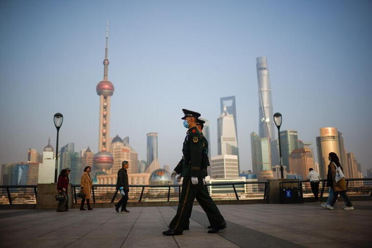 &copy; Reuters. Imagen de archivo de dos policías caminando por el Bund de Shanghái, China. 4 marzo 2021. REUTERS/Aly Song