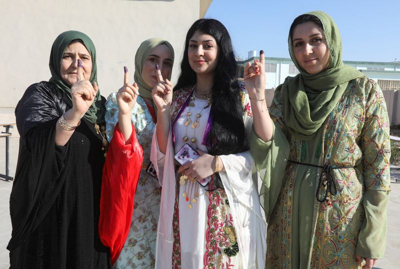 &copy; Reuters. Mulheres votam na eleição provincial iraquiana em Kirkuk
 18/12/2023   REUTERS/Ako Rasheed