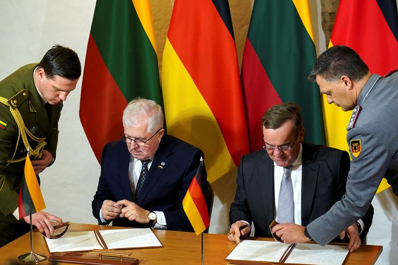 &copy; Reuters. El ministro alemán de Defensa, Boris Pistorius, y el ministro lituano de Defensa, Arvydas Anusauskas, firman un acuerdo para un mayor despliegue de miles de tropas alemanas en el país báltico en Vilna, Lituania, el 18 de diciembre de 2023. REUTERS/Jani