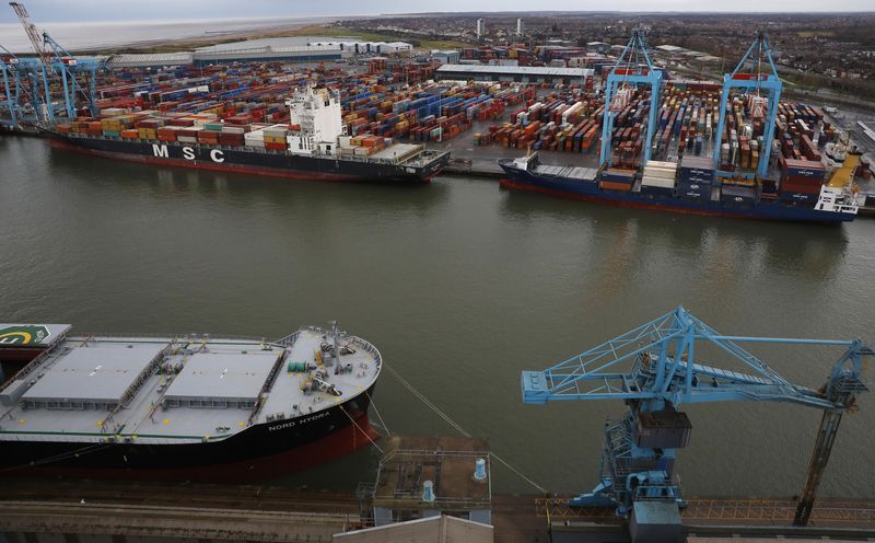 &copy; Reuters. Un buque portacontenedores es descargado en la terminal de contenedores Peel Ports Liverpool en Liverpool, Reino Unido, 9 de diciembre de 2016. REUTERS/Phil Noble/Foto de archivo