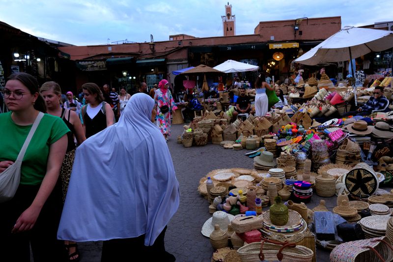 &copy; Reuters. سائحون ومواطنون محليون في سوق بالمدينة القديمة في مراكش بالمغرب يوم 15 أكتوبر تشرين الأول 2023. تصوير: سوزان بيرا - رويترز.