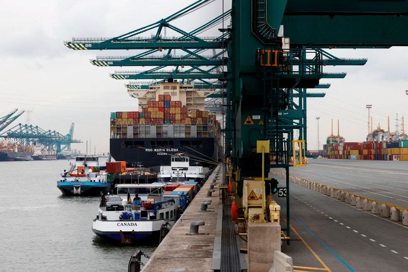 &copy; Reuters. Imagen de archivo de cargamento de contenedores en el buque MSC María Elena en el puerto de Amberes, Bélgica. 23 septiembre 2022. REUTERS/Yves Herman