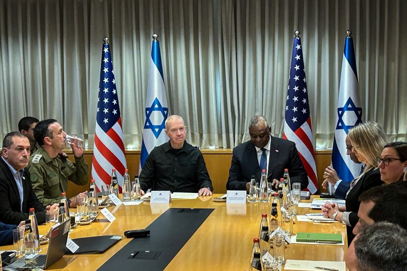 © Reuters. U.S. Secretary of Defense Lloyd Austin and Israeli Defense Minister Yoav Gallant meet, amid the ongoing conflict between Israel and the Palestinian Islamist group Hamas, in Tel Aviv, Israel December 18, 2023. REUTERS/Phil Stewart