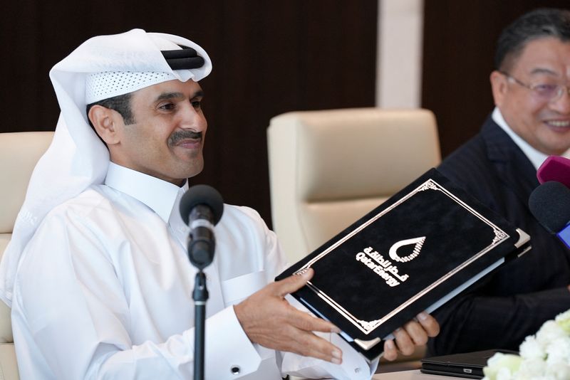 © Reuters. الرئيس التنفيذي لشركة قطر للطاقة سعد بن شريده الكعبي ووزير الدولة لشؤون الطاقة خلال حفل توقيع في صورة من أرشيف رويترز.