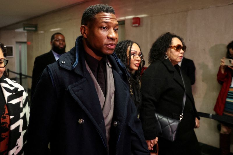 © Reuters. Actor Jonathan Majors arrives with Meagan Good for the jury selection in his  assault and harassment case at Manhattan Criminal Court in New York City, U.S., December 18, 2023. REUTERS/Shannon Stapleton