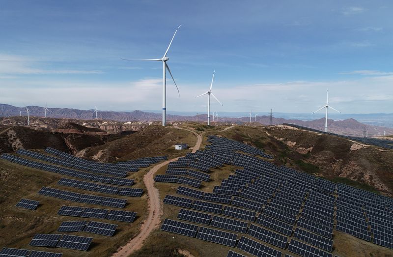 &copy; Reuters. Turbinas eólicas e painéis solares vistos na China
29/10/2018
REUTERS/Stringer 