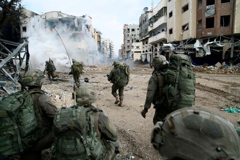 &copy; Reuters. Soldados israelenses na Faixa de Gaza
 18/12/2023   Divulgação via REUTERS