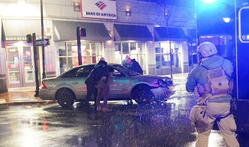 &copy; Reuters. Membros do Serviço Secreto dos Estados Unidos cercam veículo que colidiu com SUV em Wilmington, Delaware, EUA 17/12/2023 REUTERS/Nathan Howard