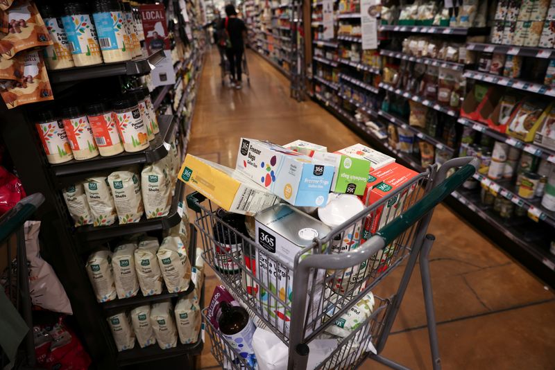 &copy; Reuters. FILE PHOTO: A shopping cart is seen in a supermarket as inflation affected consumer prices in Manhattan, New York City, U.S., June 10, 2022. REUTERS/Andrew Kelly/File photo