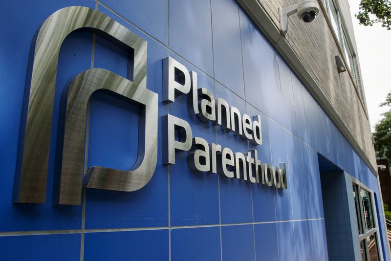 © Reuters. FILE PHOTO: A sign is pictured at the entrance to a Planned Parenthood building in New York August 31, 2015. Picture taken August 31, 2015. REUTERS/Lucas Jackson/File Photo