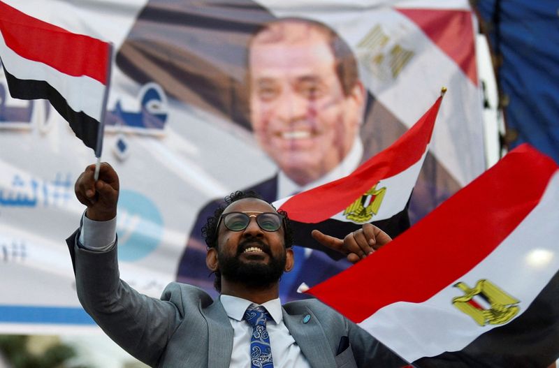 &copy; Reuters. エジプトの選挙管理委員会は１８日、１０─１２日に投票が行われた同国大統領選で現職のシシ大統領が８９．６％の得票を得て３選を決めたと発表した。 投票率は６６．８％。２０１８