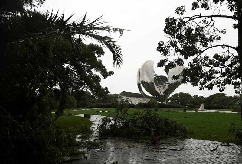 &copy; Reuters. Tempestade forte também atingiu Buenos Aires, capital da Argentina
17/12/2023
REUTERS/Agustin Marcarian
