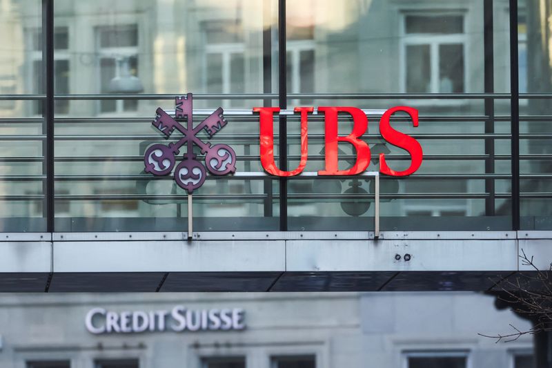 &copy; Reuters. FILE PHOTO; Logos of Swiss banks UBS and Credit Suisse are seen in Zurich, Switzerland March 20, 2023. REUTERS/Denis Balibouse/File photo