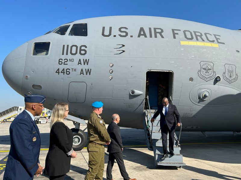 &copy; Reuters. Le secrétaire américain à la Défense, Lloyd Austin, arrive pour une visite officielle en Israël, dans le cadre du conflit actuel entre Israël et le groupe islamiste palestinien Hamas, à l'aéroport international Ben Gurion, à Lod, en Israël. /Pho