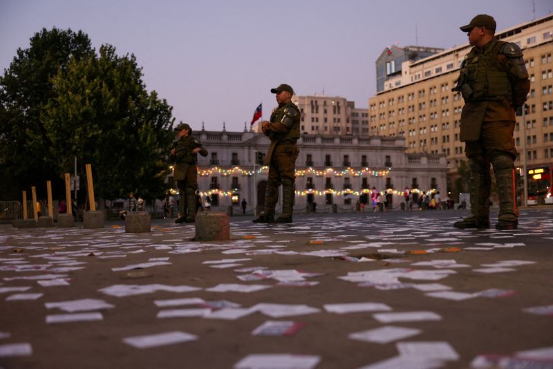 &copy; Reuters. FILE PHOTO: Police officers stand watch after polls closed, on the day of the referendum on a new Chilean constitution in Santiago, Chile, December 17, 2023. REUTERS/Ivan Alvarado/File Photo