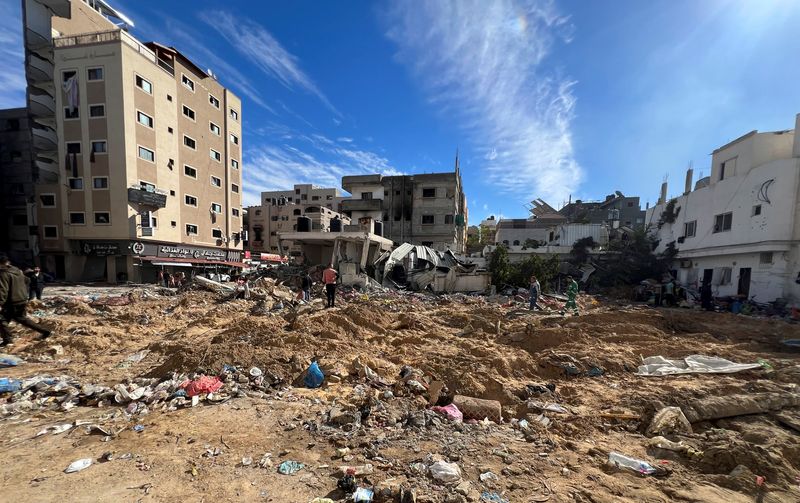 &copy; Reuters. فلسطينيون يتفقدون الأضرار عقب غارة إسرائيلية على مستشفى كمال عدوان في شمال قطاع غزة يوم 16 ديسمبر كانون الأول 2023. تصوير: فادي الوحيدي - رويترز