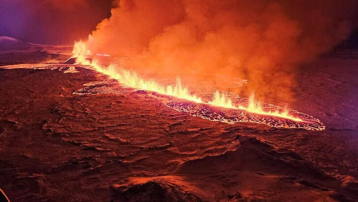 &copy; Reuters. Un volcán escupe lava y humo durante su erupción en Grindavik, Islandia. 18 diciembre 2023. Protección Civil de Islandia/entrega vía Reuters. ATENCIÓN EDITORES - ESTA IMAGEN FUE ENTREGADA POR UNA TERCERA PARTE. NO REVENTAS NI ARCHIVO. CRÉDITO OBLIGA