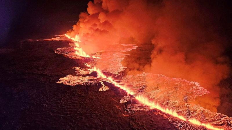 &copy; Reuters. بركان ينفث الحمم البركانية والدخان أثناء ثورانه في جرينتافيك بأيسلندا يوم الاثنين في صورة لرويترز. يحظر إعادة بيع الصورة أو وضعها في الأرشي