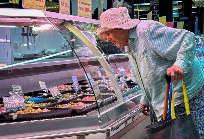 &copy; Reuters. An elderly Ukrainian woman looks at different meat products in a supermarket, amid Russia's attack on Ukraine, in Kyiv, Ukraine July 21, 2023. REUTERS/Gleb Garanich/file photo