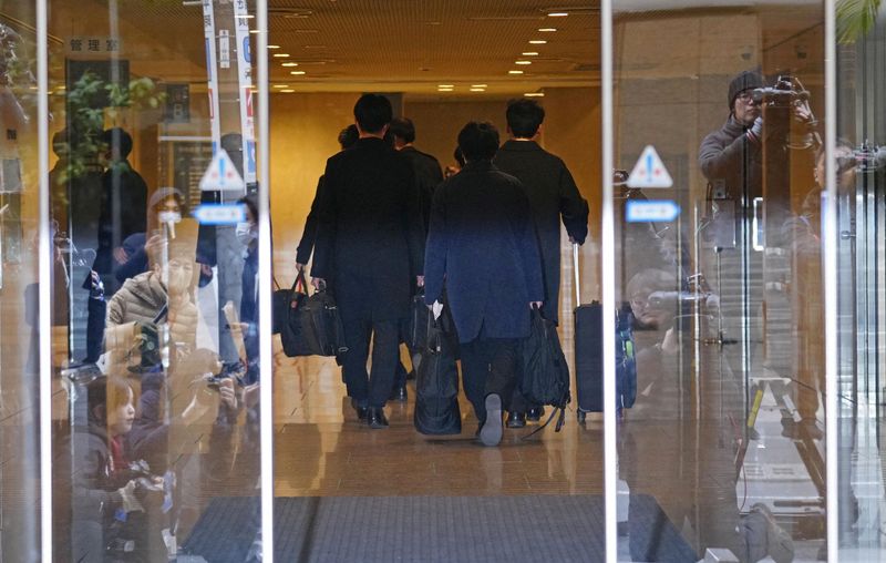 &copy; Reuters. Des membres de l'équipe d'enquêteurs du bureau des procureurs du district de Tokyo arrivent pour une perquisition dans un bâtiment où se trouve le siège d'une puissante faction politique au sein du Parti libéral démocrate (PLD) au pouvoir, à Tokyo