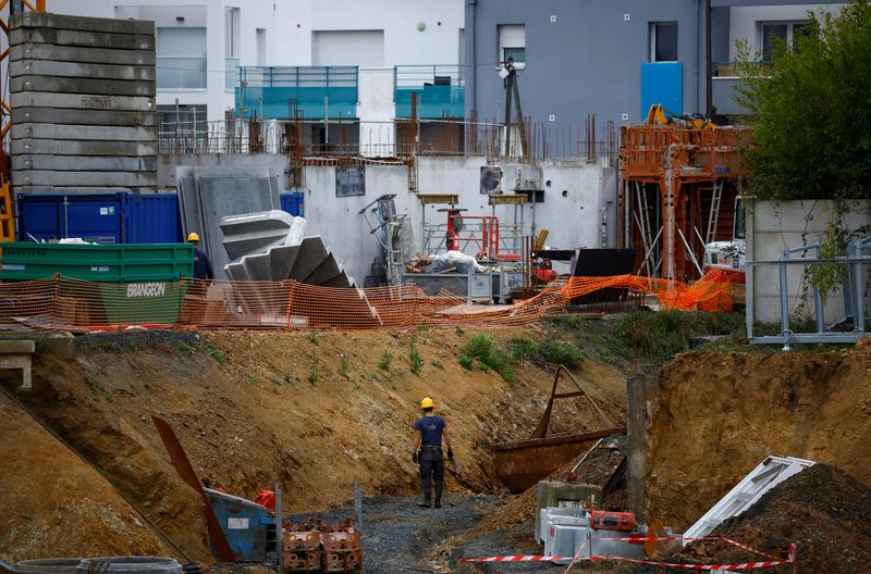 &copy; Reuters. A man works at a contruction site for new residential apartment buildings in Les Sorinieres near Nantes, France, November 14, 2023. REUTERS/Stephane Mahe/file photo