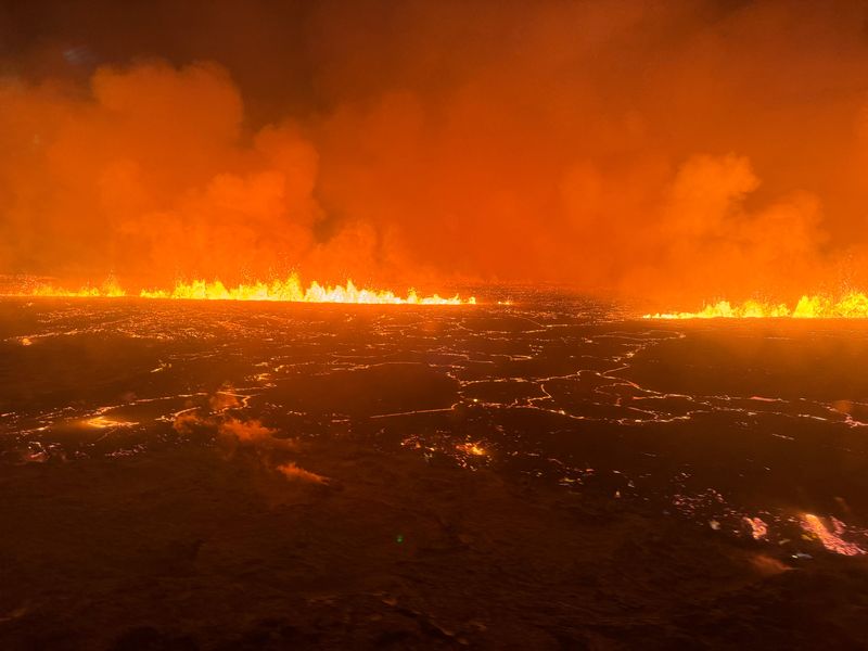 &copy; Reuters. Lava e fumo fuoriescono da un vulcano durante un'eruzione, a nord di Grindavik, Penisola Reykjanes, Islanda, foto ottenuta da Reuters il 19 dicembre 2023. Icelandic Coast Guard/Handout via REUTERS