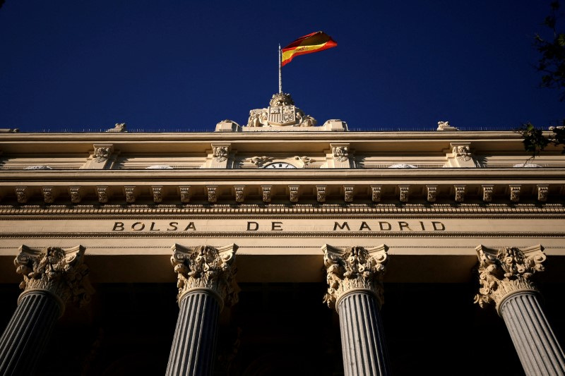 &copy; Reuters. FOTO DE ARCHIVO. Una bandera española ondea sobre la Bolsa de Madrid, España. 1 de junio de 2016. REUTERS/Juan Medina