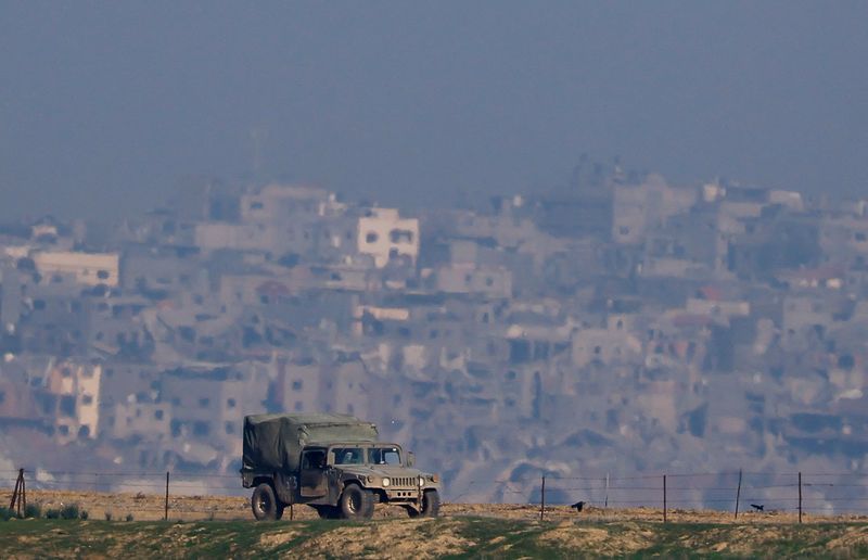 &copy; Reuters. Un vehículo militar israelí, en medio del conflicto en curso entre Israel y el grupo islamista palestino Hamás, visto desde el sur de Israel. 18 de diciembre de 2023. REUTERS/Clodagh Kilcoyne