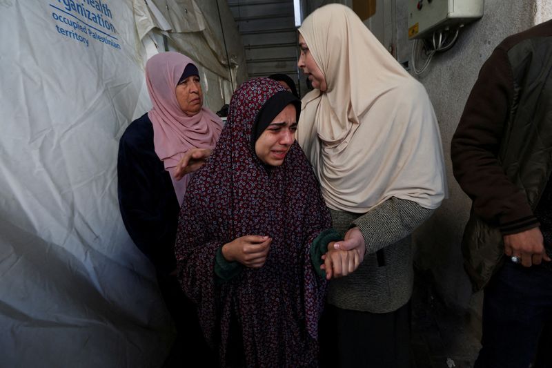 &copy; Reuters. Des personnes en deuil réagissent près des corps de Palestiniens tués lors de frappes israéliennes, dans un hôpital de Rafah, dans le sud de la bande de Gaza. /Photo prise le 19 décembre 2023/REUTERS/Ibraheem Abu Mustafa