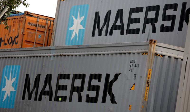 &copy; Reuters. Le logo de Maersk est visible sur des conteneurs entreposés à la Zona Franca de Barcelone, en Espagne. /Photo prise le 3 novembre 2022/REUTERS/Albert Gea