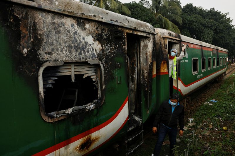 &copy; Reuters. أعضاء وحدة مسرح الجريمة يفحصون قطار الركاب الذي أضرمت فيه النيران خلال إضراب دعت إليه المعارضة في داكا ببنجلادش يوم الثلاثاء. تصوير: محمد بو