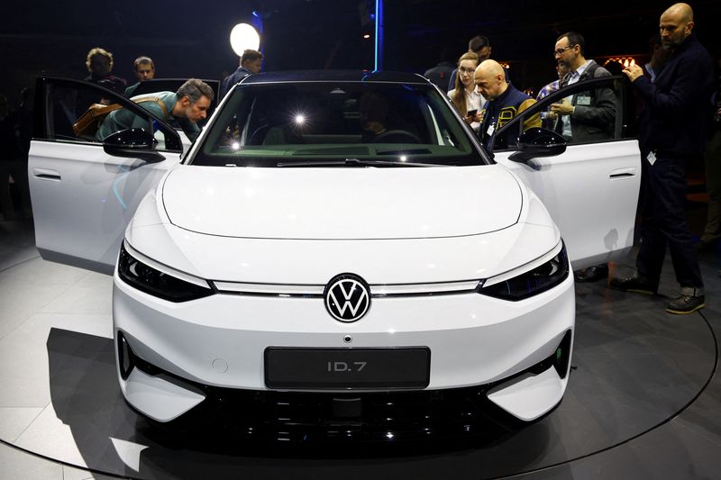© Reuters. FILE PHOTO: Volkswagen ID.7, new large all-electric sedan, is seen at its world premier presentation, in Berlin, Germany, April 17, 2023. REUTERS/Fabrizio Bensch/File Photo