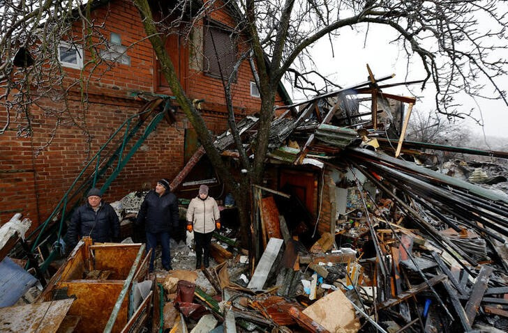 &copy; Reuters. Imagen de archivo de residentes locales en las ruinas de una casa destruida en un reciente bombardeo en la localidad de Yasynuvata, en la región ucraniana de Donetsk, bajo control ruso. 15 diciembre 2023. REUTERS/Alexander Ermochenko