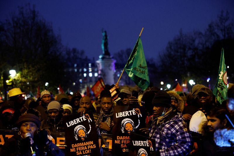 &copy; Reuters. FOTO DE ARCHIVO. Manifestantes asisten a una protesta contra un proyecto de ley de inmigración en la Plaza de la República en París, Francia. 18 de diciembre de 2023. REUTERS/Sarah Meyssonnier