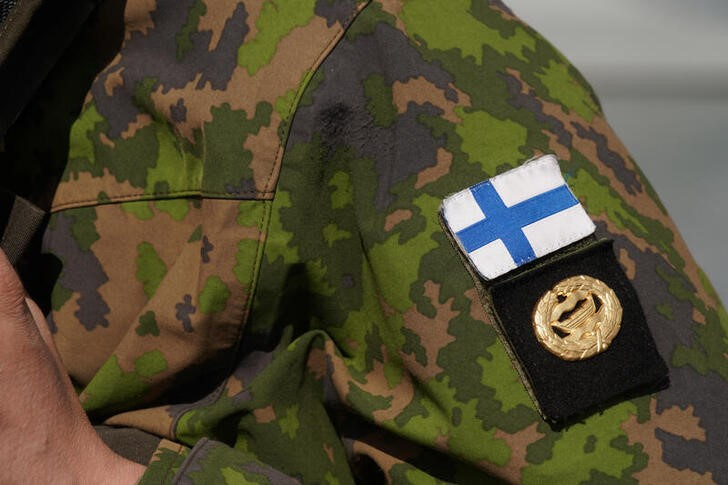 &copy; Reuters. Imagen de archivo de una bandera finlandesa en el uniforme de un soldado durante unas maniobras militares multinacionales celebradas en Berga, Suecia. 28 abril 2023. REUTERS/Tom Little