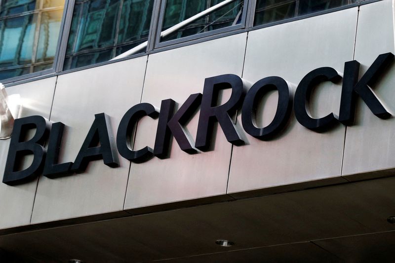 &copy; Reuters. 　ブラックロックは、現物ビットコインＥＴＦの申請書類を更新し、現金での償還を認める方針を示した。写真はブラックロックのロゴ。２０１６年１０月ニューヨークで撮影（２０２３年