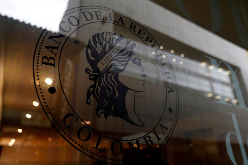 &copy; Reuters. FOTO ARCHIVO: El logotipo del banco central de Colombia se ve en Bogotá, Colombia 1 de octubre de 2018. REUTERS/Luisa Gonzalez/Archivo