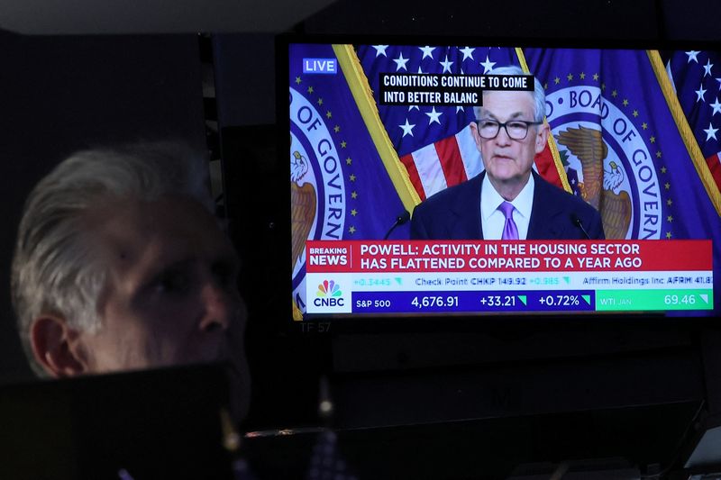 &copy; Reuters. FILE PHOTO: A trader works, as a screen displays a news conference by Federal Reserve Board Chairman Jerome Powell following the Fed rate announcement, on the floor of the New York Stock Exchange (NYSE) in New York City, U.S., December 13, 2023.  REUTERS/