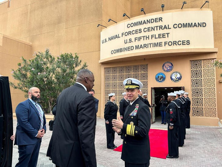 &copy; Reuters. El secretario de Defensa de EEUU, Lloyd Austin (izq), es saludado por el vicealmirante de la Marina Brad Cooper en la sede de la Quinta Flota en Manama, Baréin. 19 diciembre 2023. REUTERS/Phil Stewart
