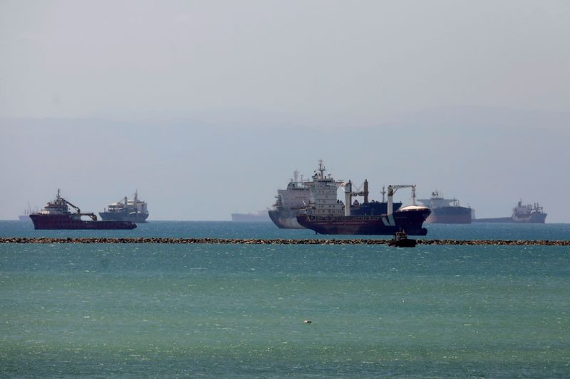 &copy; Reuters. سفن راسية بمدخل قناة السويس في صورة من أرشيف رويترز.