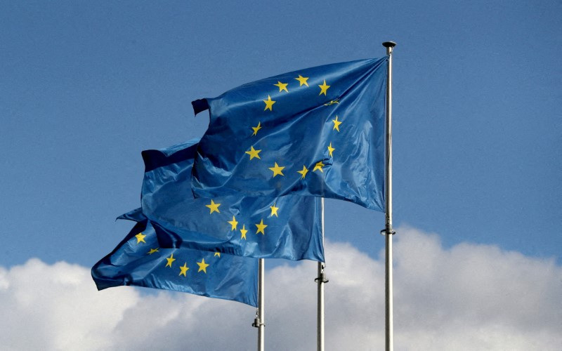 &copy; Reuters. Bandiere dell'Unione Europea sventolano fuori dalla sede della Commissione Ue a Bruxelles, Belgio, 19 settembre 2019. REUTERS/Yves Herman/File Photo