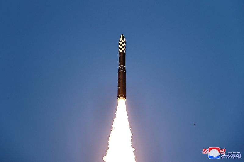 &copy; Reuters. Míssil Hwasong-18 é lançado em teste da Coreia do Norte
 18/12/2023      KCNA via REUTERS