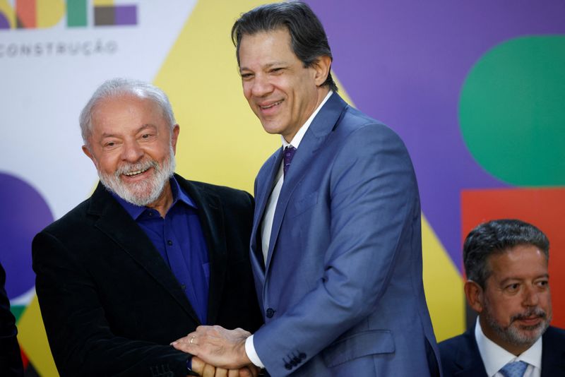 &copy; Reuters. Presidente Luiz Inácio Lula da Silva e ministro da Fazenda, Fernando Haddad, durante cerimônia no Palácio do Planalto
28/08/2023 REUTERS/Adriano Machado