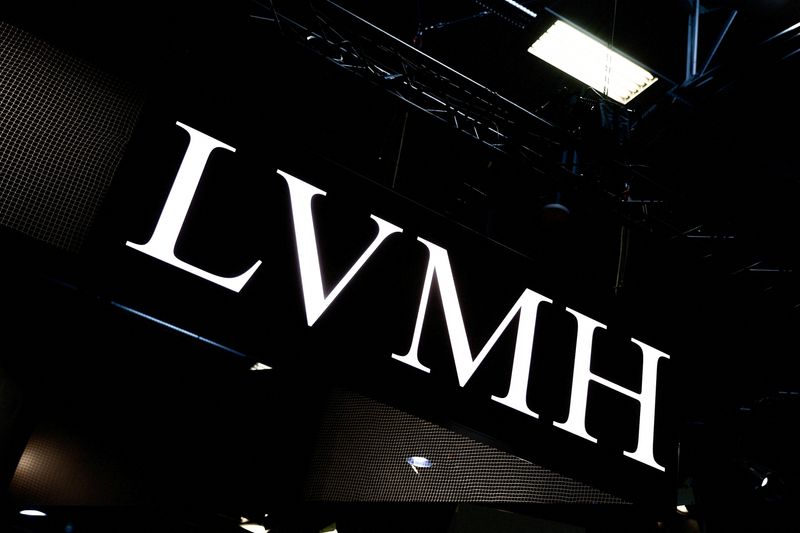 &copy; Reuters. Il logo di LVMH alla conferenza Viva Technology, dedicata all'innovazione e alle satrtup, al centro espositivo Porte de Versailles a Parigi, Francia, 15 giugno, 2023. REUTERS/Gonzalo Fuentes/File Photo