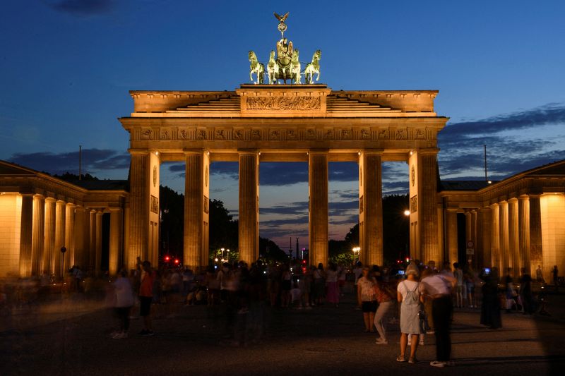 &copy; Reuters. Photo d'archives: Vue générale de la Porte de Brandebourg illuminée pendant la nuit à Berlin, en Allemagne. /Photo prise le 3 août 2022/REUTERS/Annegret Hilse 