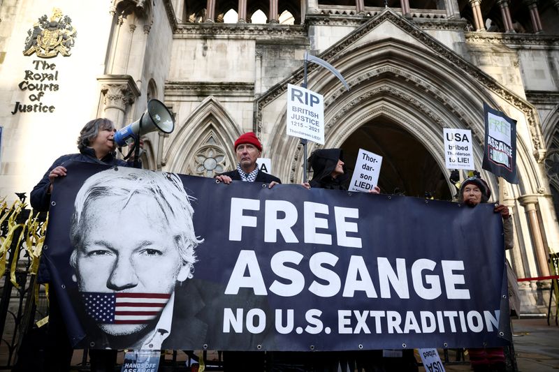 &copy; Reuters. Des partisans de Julian Assange affichent des pancartes et une banderole devant la Cour royale de justice à Londres. /Photo prise le 10 décembre 2021/REUTERS/Henry Nicholls 