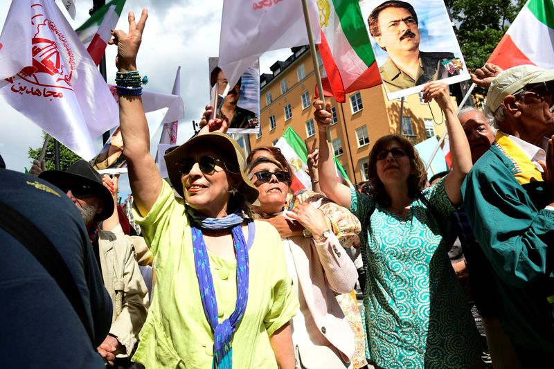 &copy; Reuters. متظاهرون خلال احتجاجات على الحكم بالسجن مدى الحياة على حميد نوري مسؤول الادعاء الإيراني السابق المتهم بارتكاب جرائم ضد القانون الدولي والق