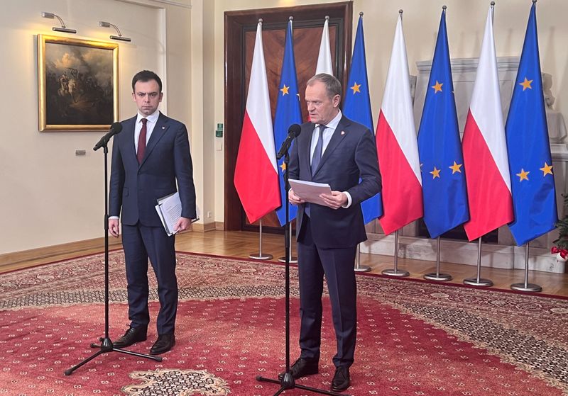 &copy; Reuters. Poland's Prime Minister Donald Tusk and Finance Minister Andrzej Domanski attend a news conference about budget at Prime Minister Chancellery in Warsaw, Poland December 19, 2023. REUTERS/Anna Koper