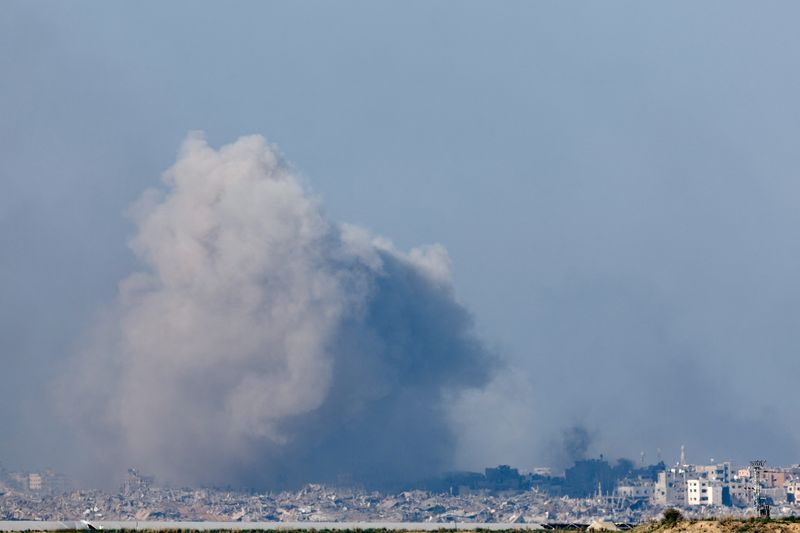 © Reuters. سحب كثيفة من الدخان المتصاعد ومبان مدمرة في قطاع غزة كما يبدو من جنوب إسرائيل يوم الثلاثاء. نصوير: كلودا كيلكوين - رويترز.